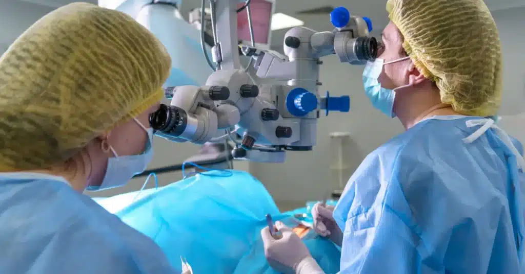 Equipe de médicos cirurgiões durante cirurgia plástica