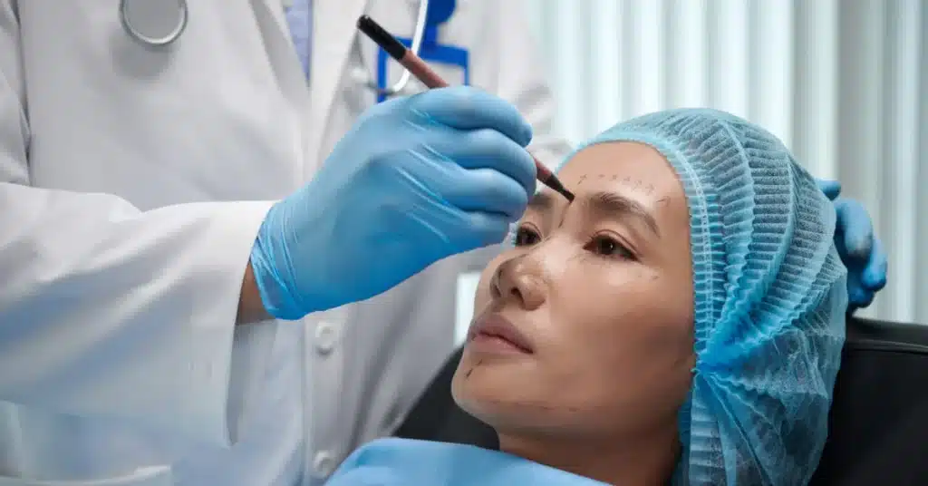 Paciente mulher durante procedimento de preparação para cirurgia plástica facial