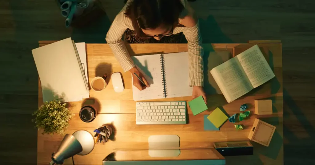Garota estudando em uma mesa á noite