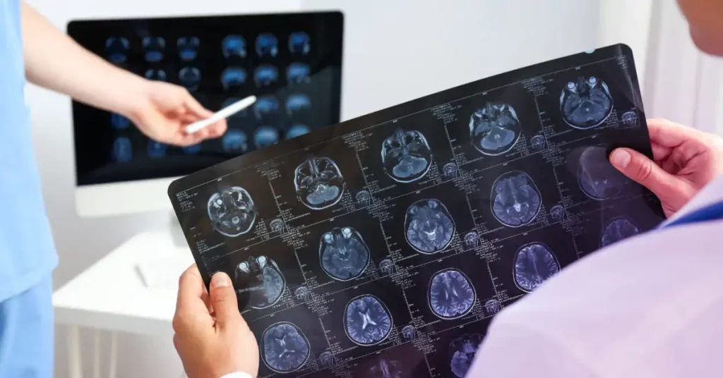 Cirurgião de cabeça e pescoço analisando uma tomografia de cabeça humana