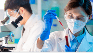 Cientistas analisam amostra de sangue