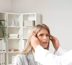 médico examinando cabeça da paciente