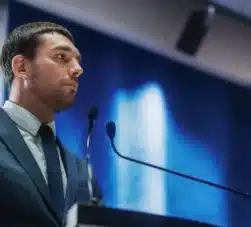 homem dando palestra