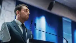 homem dando palestra