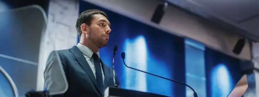 homem dando palestra