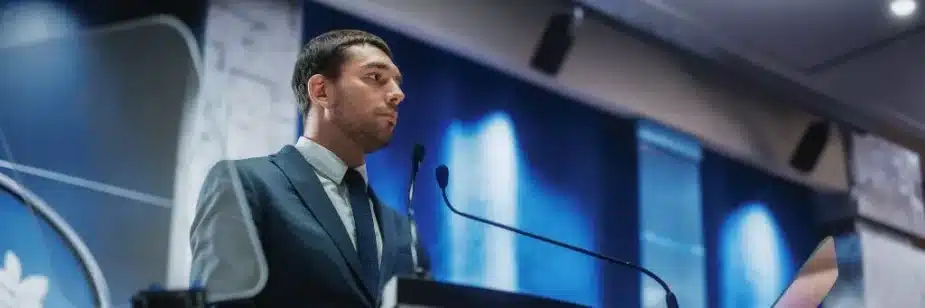 homem dando palestra