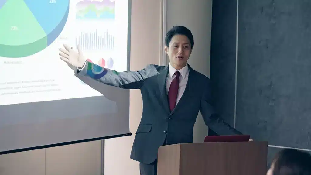 palestrante mostrando gráficos