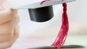 mão segurando mini capelo