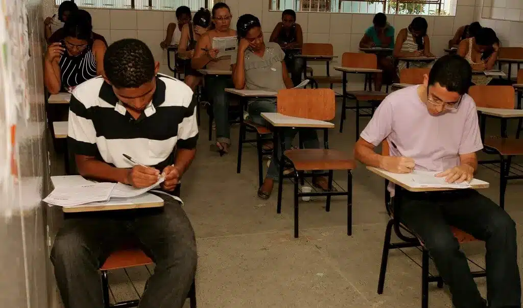estudantes fazendo prova do enem