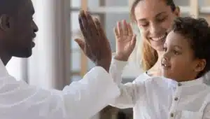 doutor com menino e sua mãe em consulta