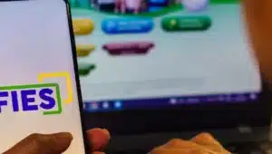 pessoa com celular com app do fies