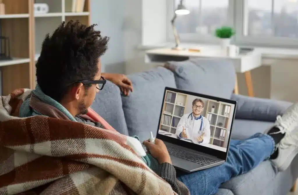 rapaz em teleconsulta