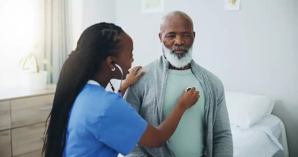 médica examinando senhor idoso