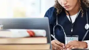 moça enfermeira ou médica estudando