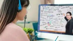 moça assistindo à aula online