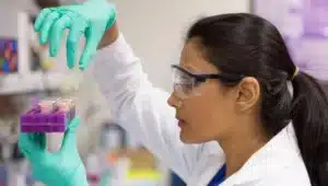 mulher analisando amostras em laboratório