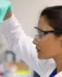 mulher analisando amostras em laboratório
