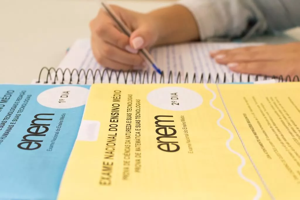 moça estudando para o enem