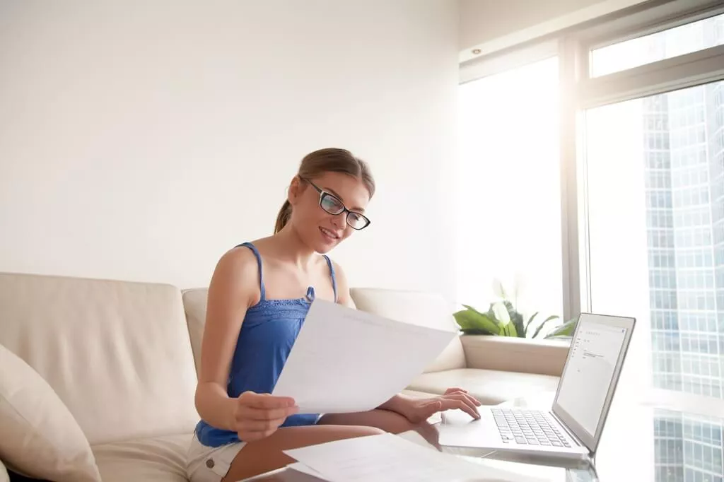 moça mexendo em computador