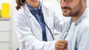 médica consultando homem