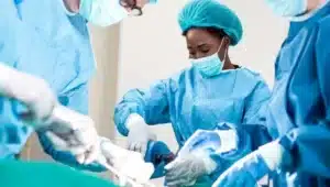 médicos fazendo cirurgia