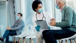 O que faz um médico